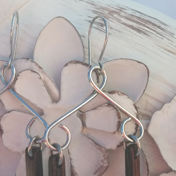 "Vintage" Wood and silver tone earrings - Picture 3 of 8